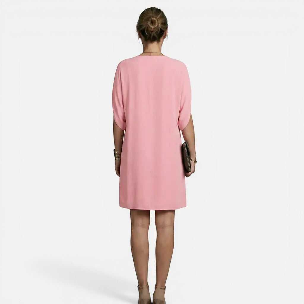 Laurior | Robe midi plissée élégante à col en V pour femme vue de dos, élégance et confort.