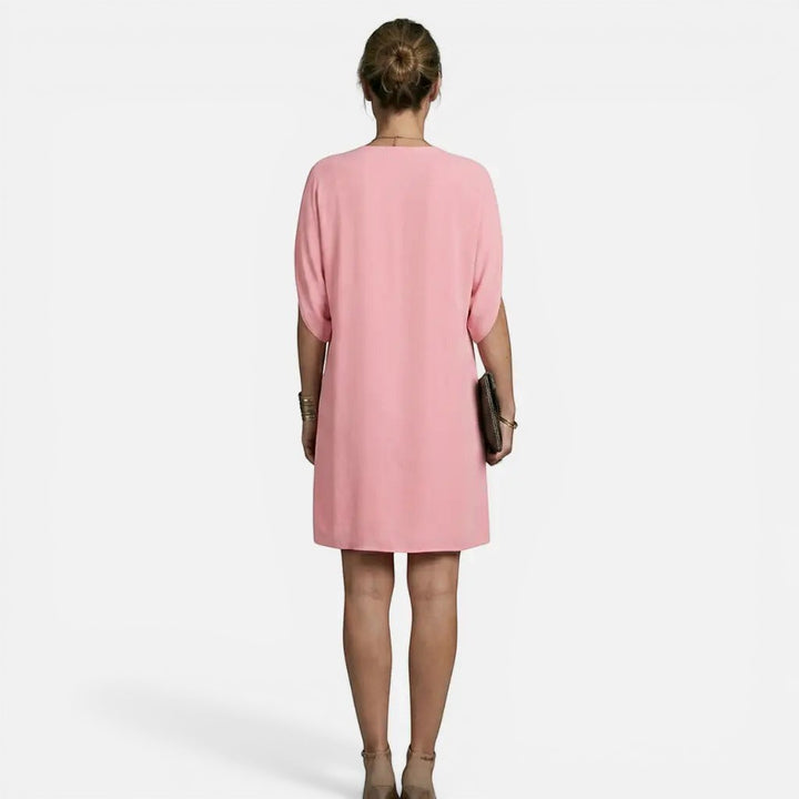 Laurior | Robe midi plissée élégante à col en V pour femme vue de dos, élégance et confort.