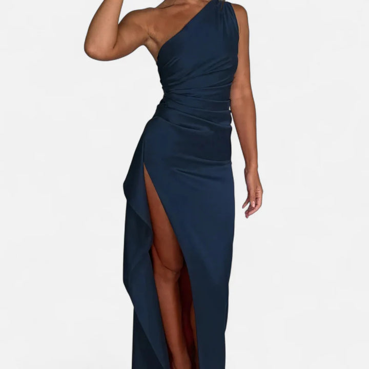 Laurior | Robe de Soirée Satinée – Coupe Asymétrique et Silhouette Sculpturale Femme portée par un modèle.