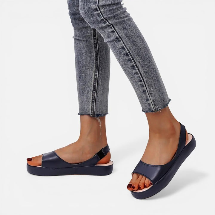 Laurior | Sandales ouvertes en cuir pour femmes avec bride arrière sur pieds avec jeans