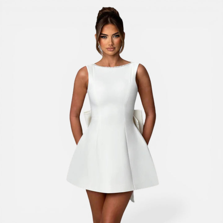 Laurior | Robe femme sans manches dos nu coupe A-line à l’élégance raffinée, silhouette A-line élégante en blanc.