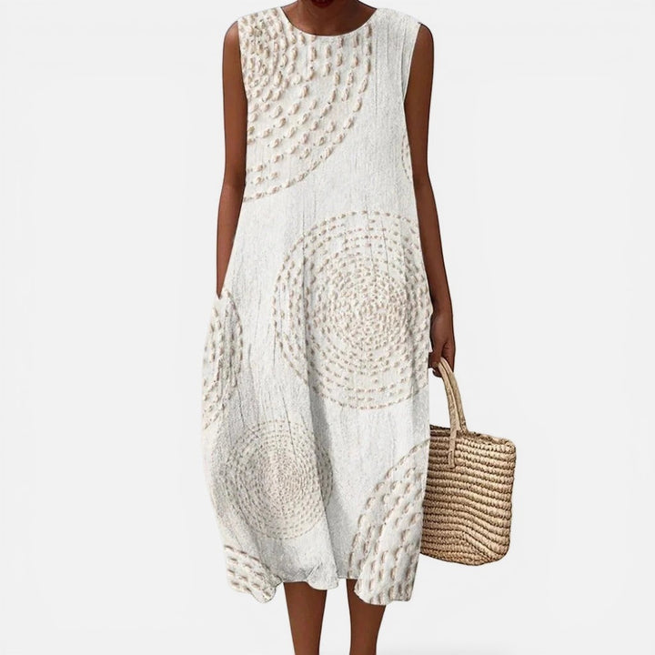 Laurior | Robe sans manches intemporelle avec taille plissée – Confort optimal portée par une femme avec un sac en osier.