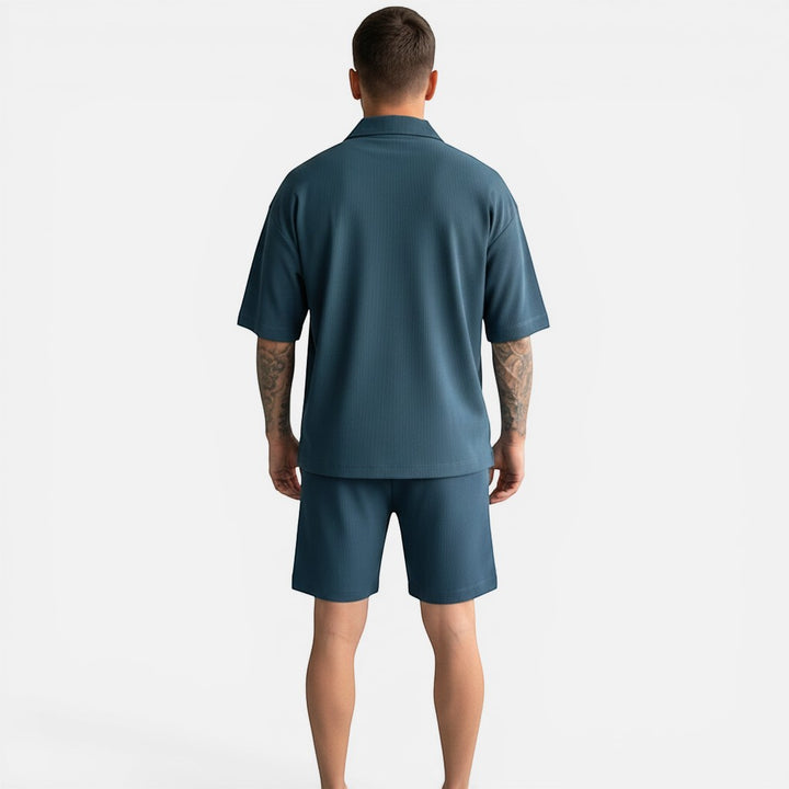 Laurior | Ensemble polo et short légers pour homme coupe décontractée, vue arrière d'un homme en tenue estivale.