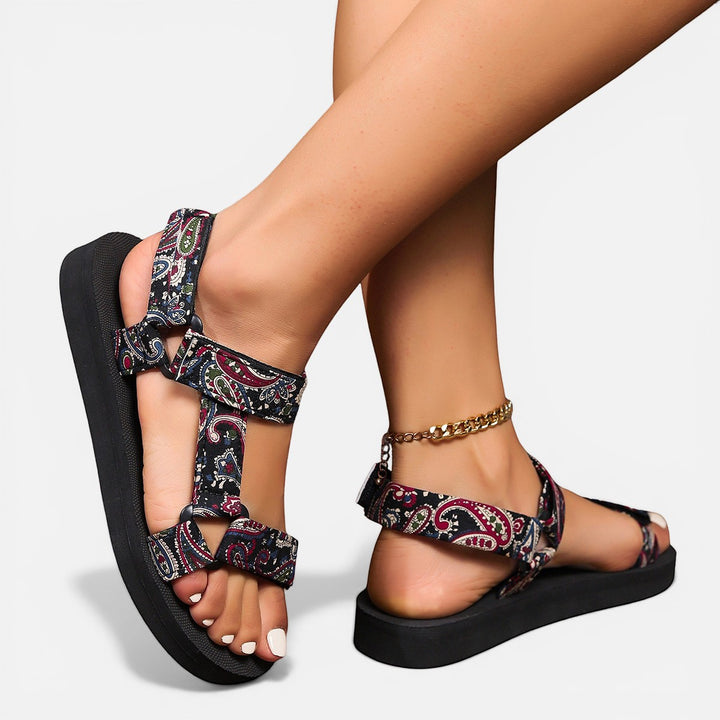 Laurior | Sandales plates pour femmes en fibres naturelles, confortables pour l'été montrées sur des pieds féminins, design coloré.