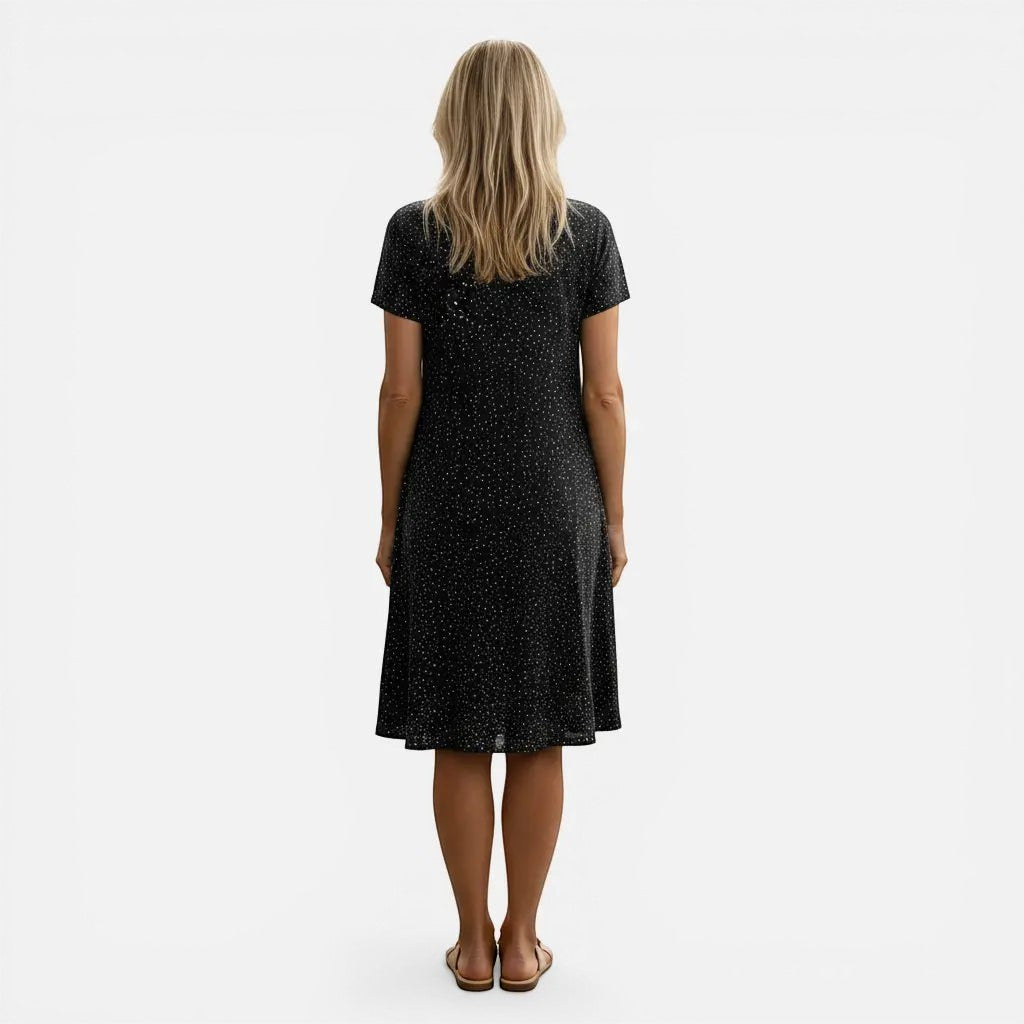 Laurior | Robe midi à pois pour femme, coupe décontractée et légère vue de dos sur mannequin.