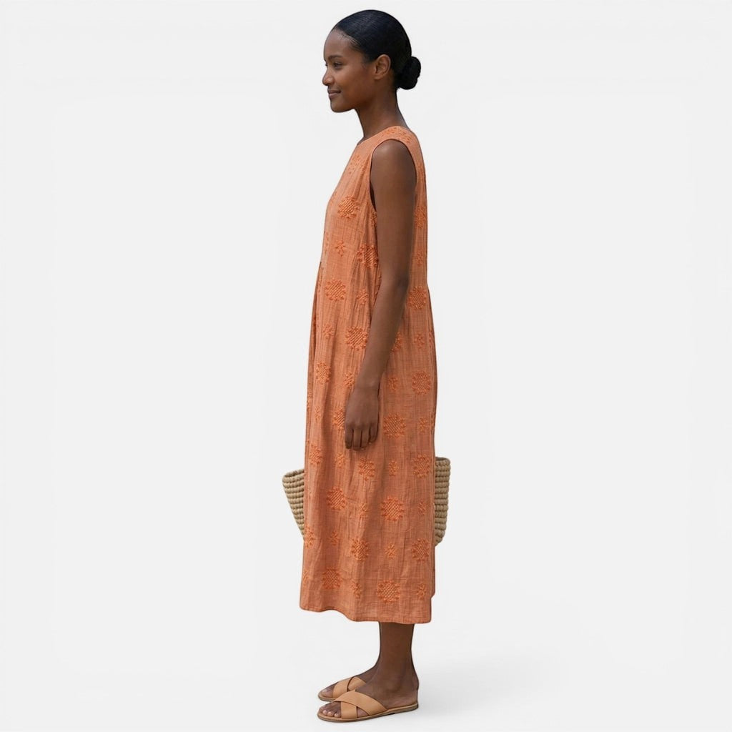 Laurior | Robe sans manches intemporelle taille plissée confort vue de profil, modèle portant une robe élégante orange.