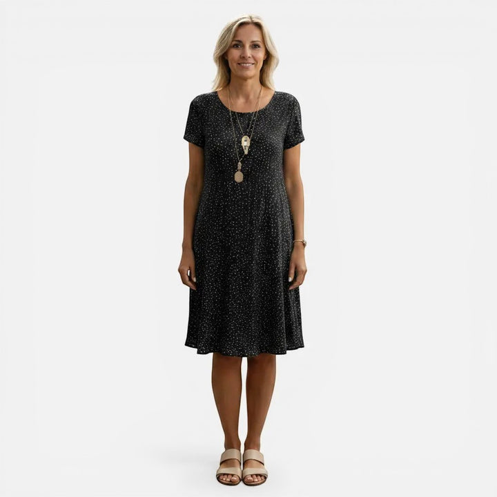 Laurior | Robe midi à pois pour femme, coupe décontractée et légère, portée par une femme, style chic et décontracté.