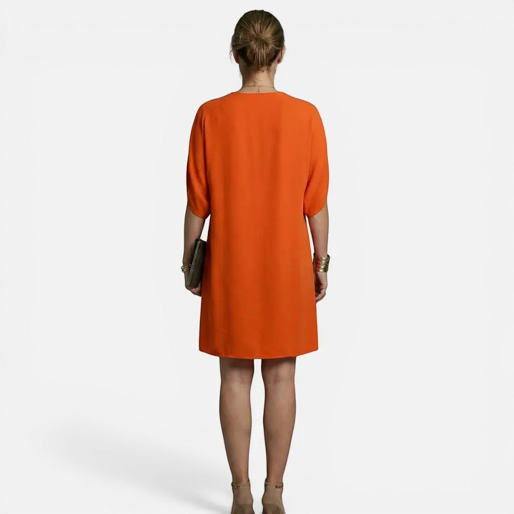 Laurior | Robe midi plissée élégante à col en V pour femme, vue arrière d'une robe orange avec manches chauve-souris.