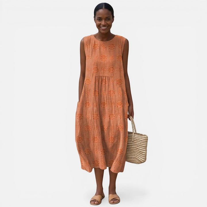 Laurior | Robe sans manches intemporelle taille plissée confort, robe élégante en orange portée par un modèle.
