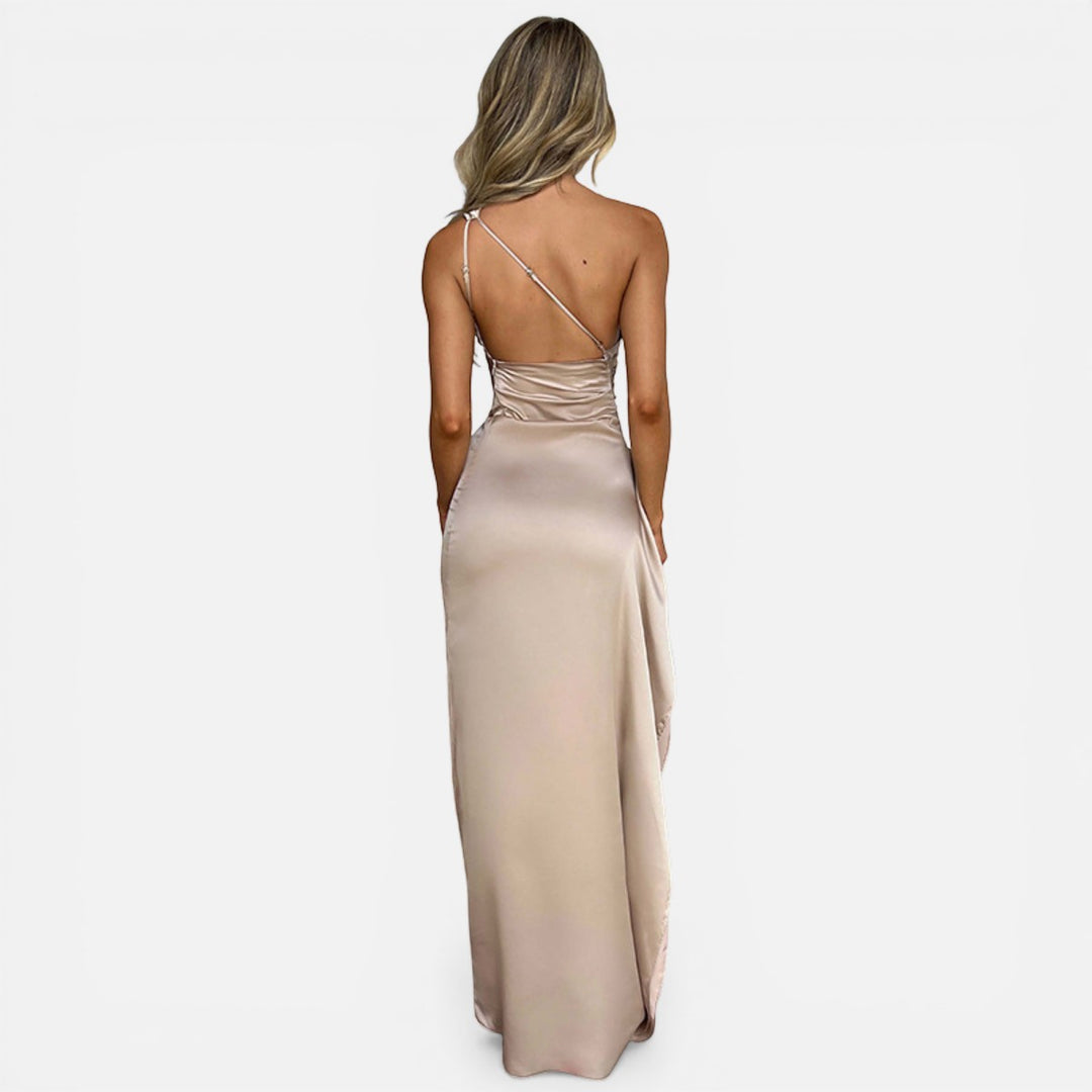 Laurior | Robe dos nu en satin pour femme coupe ajustée tenue formelle vue de dos.