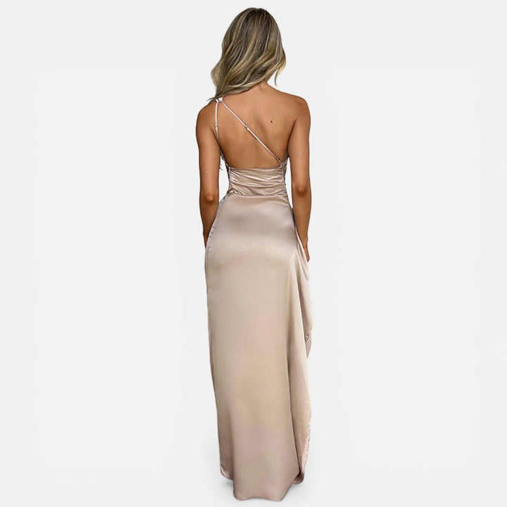 Laurior | Robe dos nu en satin pour femme coupe ajustée tenue formelle vue de dos.