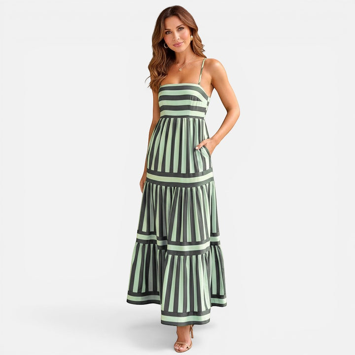 Laurior | Robe longue dos nu pour femme, encolure carrée, style plage affichant des rayures élégantes.
