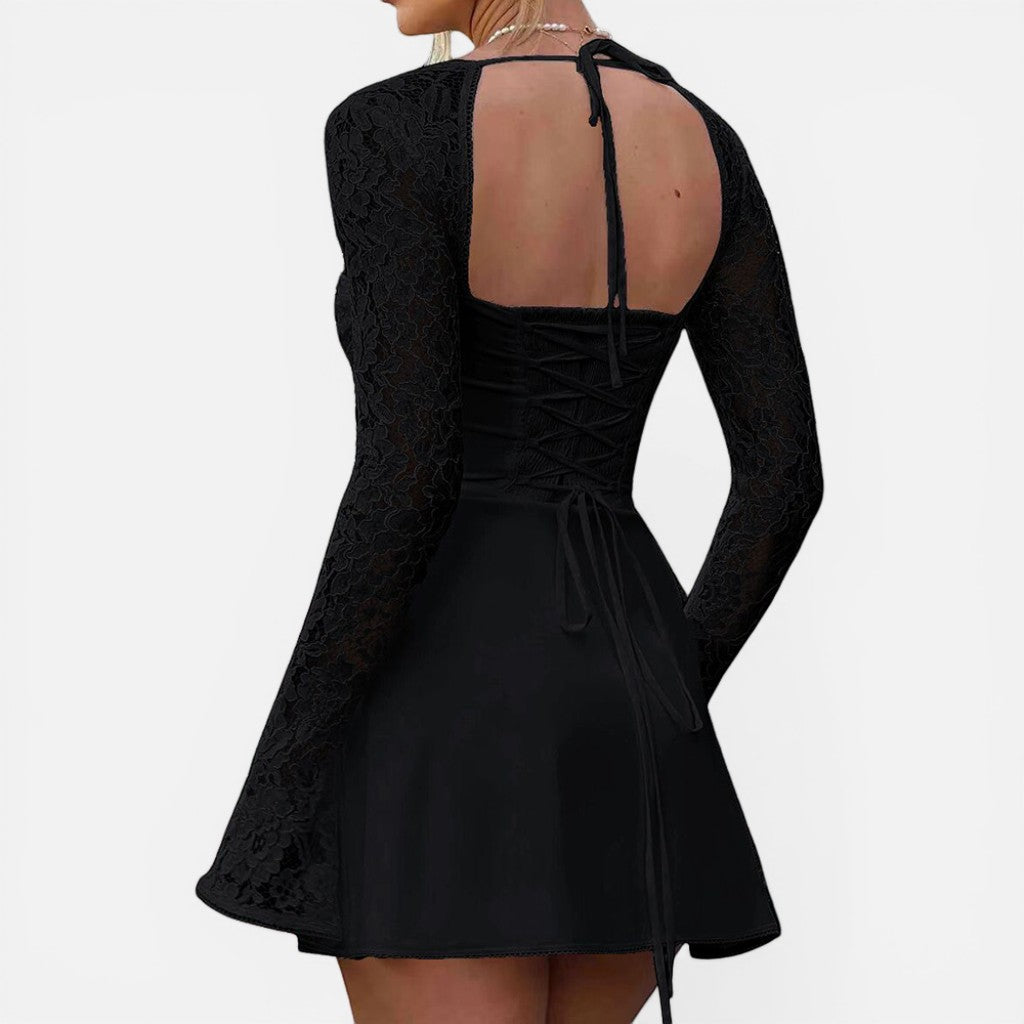 Laurior | Robe Mini en Dentelle Coupe Ajustée Dos Nu à Lacets pour Femme, vue arrière montrant le dos nu et le laçage.