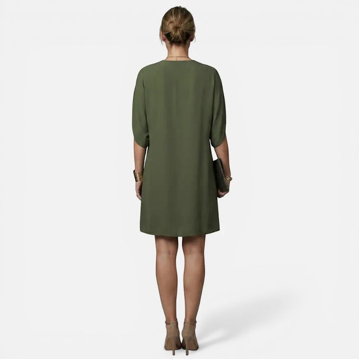 Laurior | Robe midi plissée élégante à col en V pour femme vue de dos.