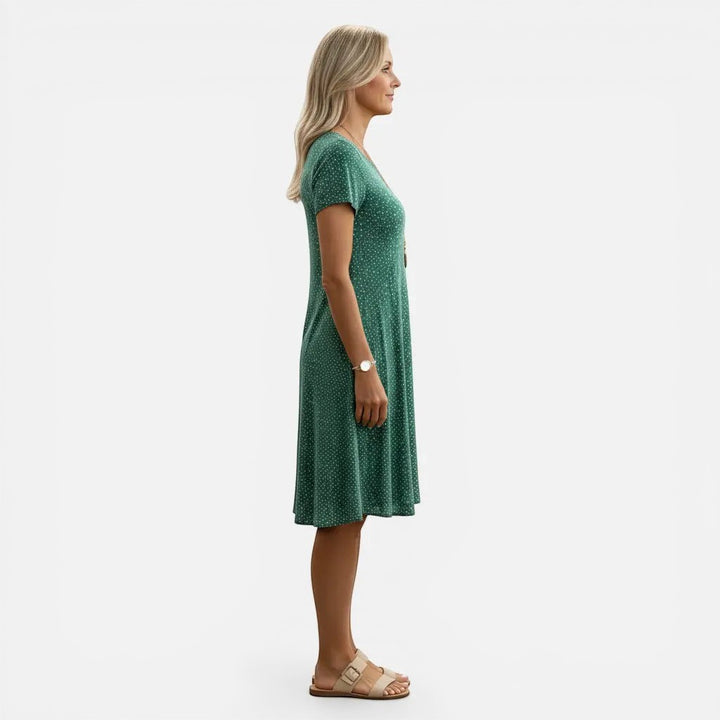 Laurior | Robe midi à pois pour femme, coupe décontractée et légère présentée sur un modèle de profil.