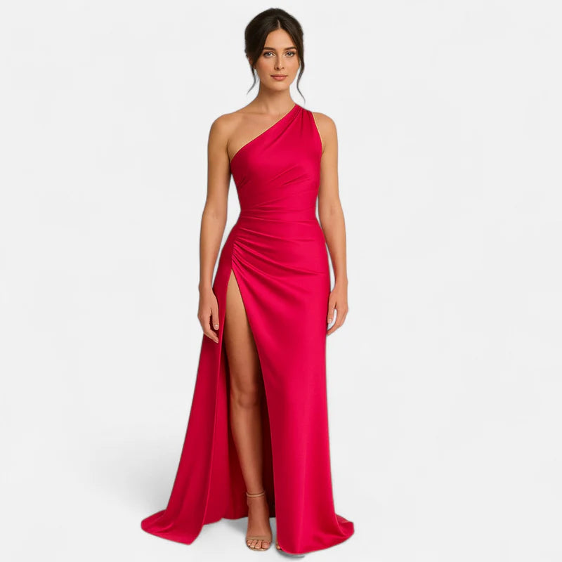 Laurior | Robe de Soirée Satinée – Coupe Asymétrique et Silhouette Sculpturale Femme portée par une modèle en rouge.