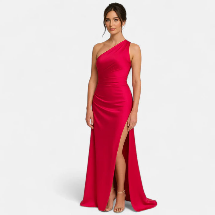 Laurior | Robe de Soirée Satinée – Coupe Asymétrique et Silhouette Sculpturale Femme en rouge avec fente.