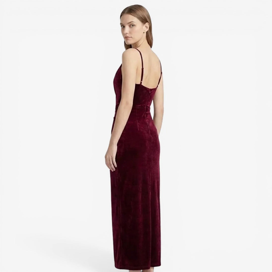 Laurior | Robe de soirée pour femme, ajustée, luxe, fines bretelles vue de dos en velours bourgogne.