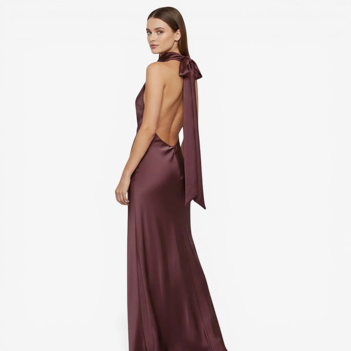 Laurior | Robe longue en satin pour femme, dos nu, confort et élégance - vue arrière d'une femme en robe satinée.