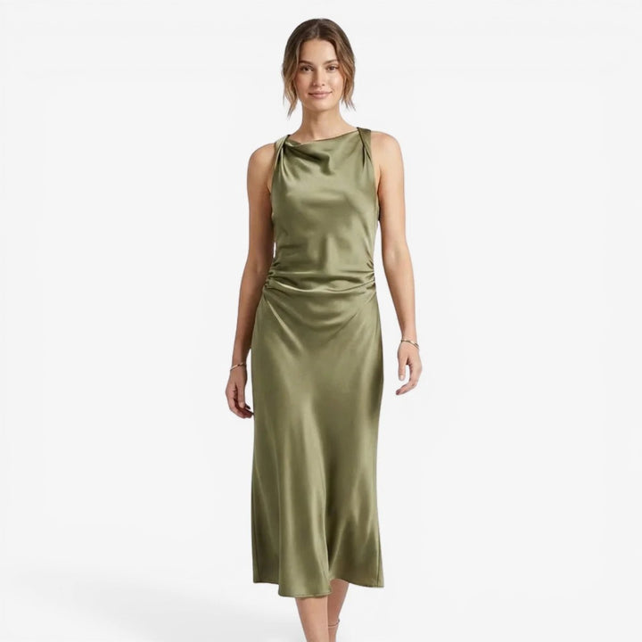 Laurior | Robe de soirée femme – Style slip midi intemporel en satin vert portée par un modèle.