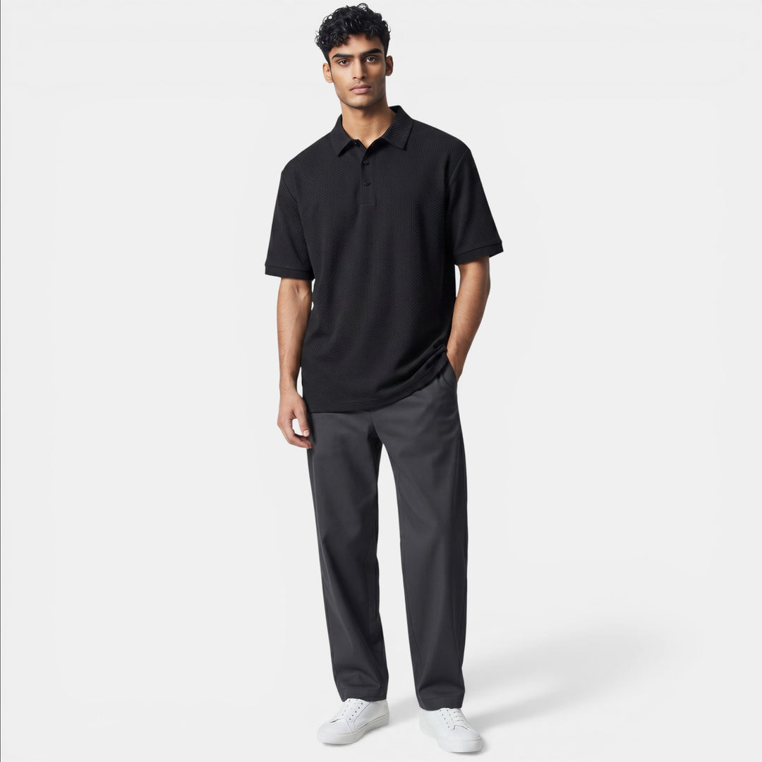 Laurior | Polo de golf homme respirant, élégant homme en polo noir, prêt pour un parcours de golf.