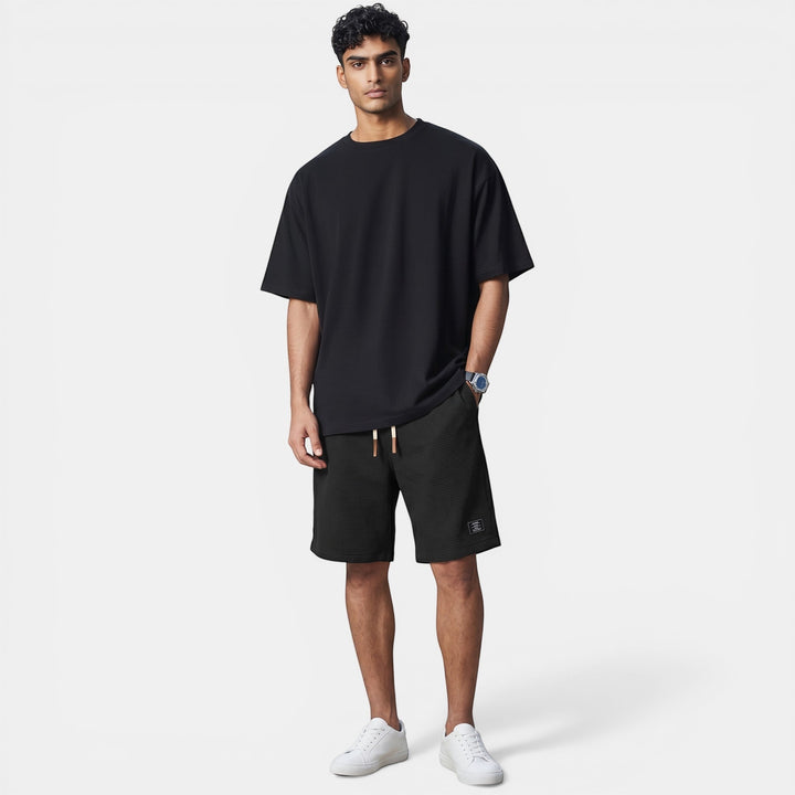 Laurior | Short en Maille Homme Doux Structuré Style Décontracté porté par un homme en t-shirt noir.