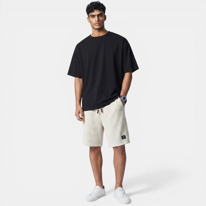 Laurior | Short en Maille Homme Doux Structuré Style Décontracté avec t-shirt noir.