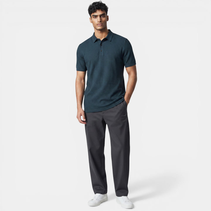 Laurior | Polo de golf homme respirant porté par un homme, élégant et confortable, en tissu léger.