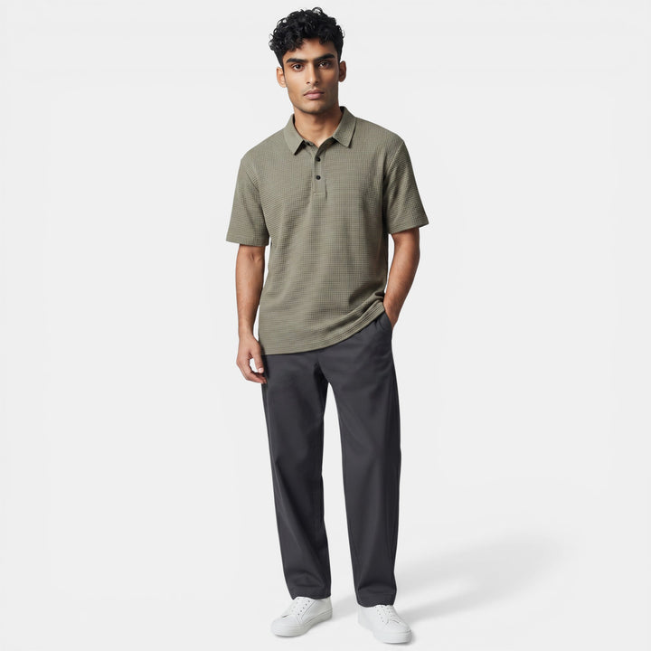 Laurior | Polo de golf homme respirant porté par un homme en tenue décontractée, prêt pour le terrain.