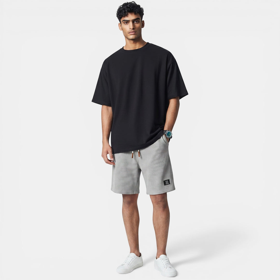 Laurior | Short en Maille Homme Doux Structuré Style Décontracté porté par un homme jeune en t-shirt noir.