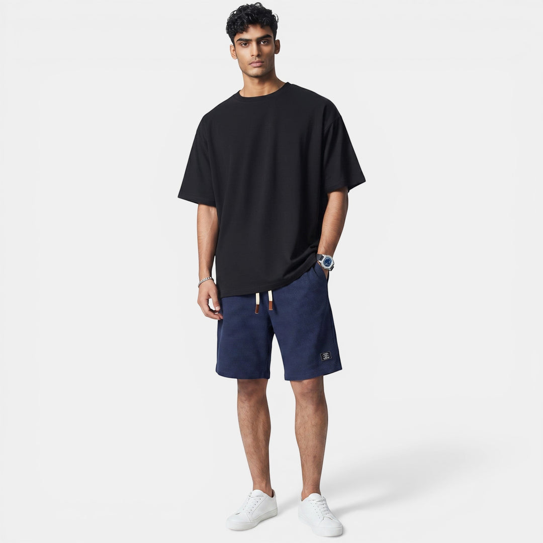 Laurior | Short en Maille Homme Doux Structuré Style Décontracté porté par un homme élégant en tenue décontractée.