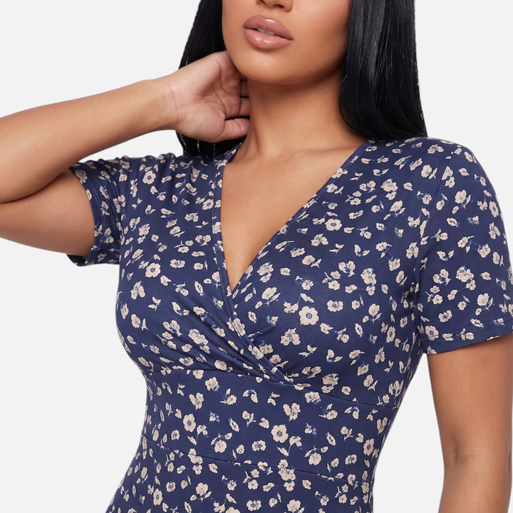 Laurior | Robe longue portefeuille fleurie silhouette empire pour femme, détail de la robe florale sur mannequin.