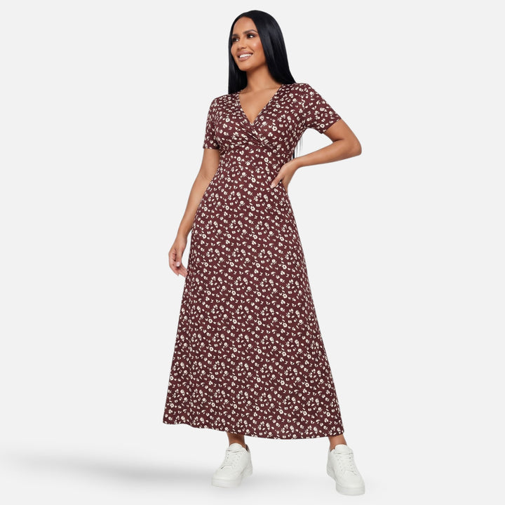 Laurior | Robe longue portefeuille fleurie silhouette empire pour femme portée par un modèle féminin.