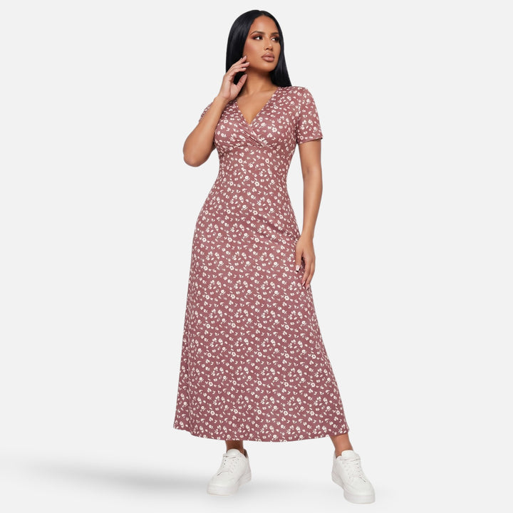 Laurior | Robe longue portefeuille fleurie silhouette empire pour femme portée par un modèle en pose élégante.