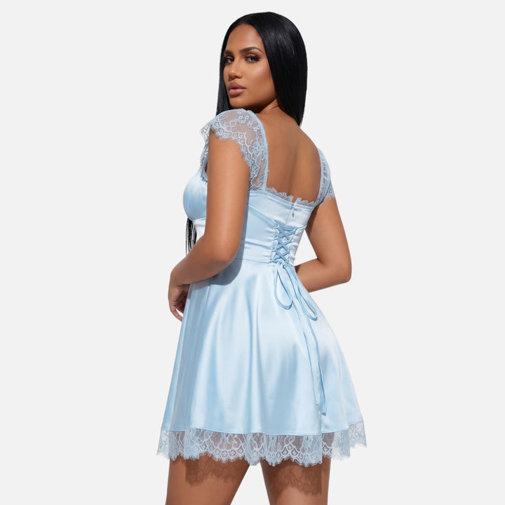 Laurior | Robe mini col carré dentelle romantique pour femme, silhouette légère et raffinée en bleu.