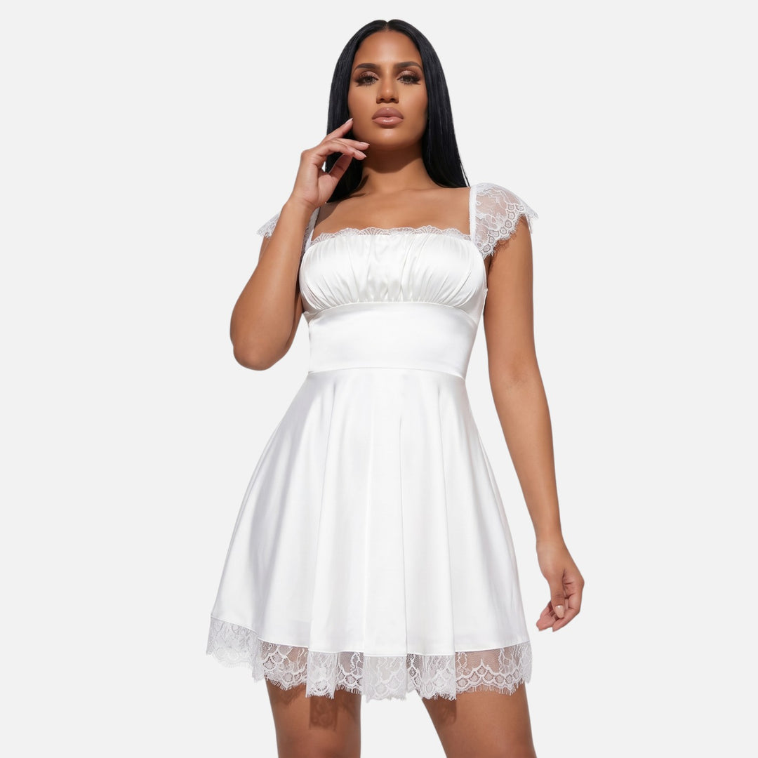 Laurior | Robe mini col carré dentelle romantique pour femme, robe blanche avec dentelle délicate et coupe évasée.
