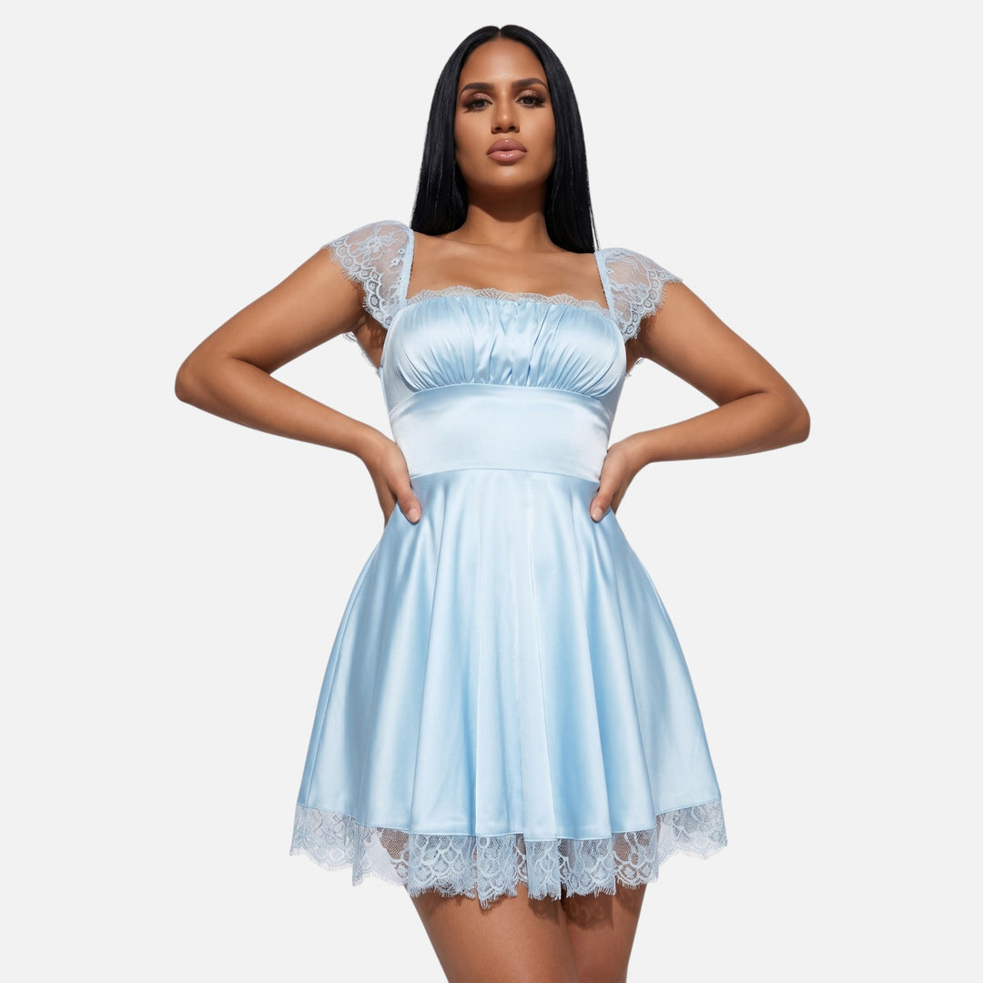Laurior | Robe mini col carré dentelle romantique pour femme en satin bleu clair avec détails en dentelle.