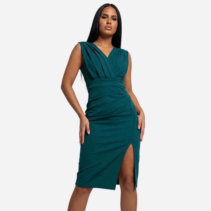 Laurior | Robe moulante col V drapé fente élégante pour femme en couleur émeraude avec une silhouette élégante.