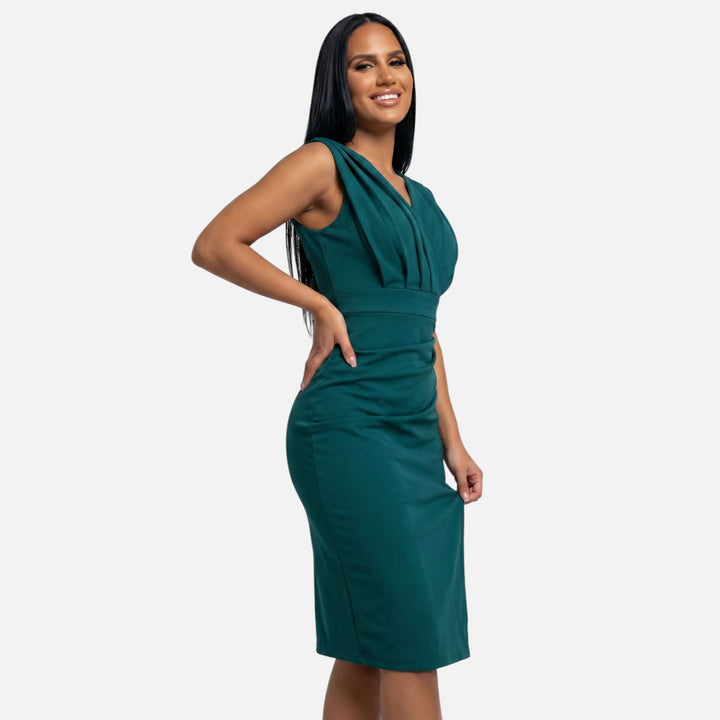 Laurior | Robe moulante col V drapé fente élégante pour femme portée par un modèle souriant.