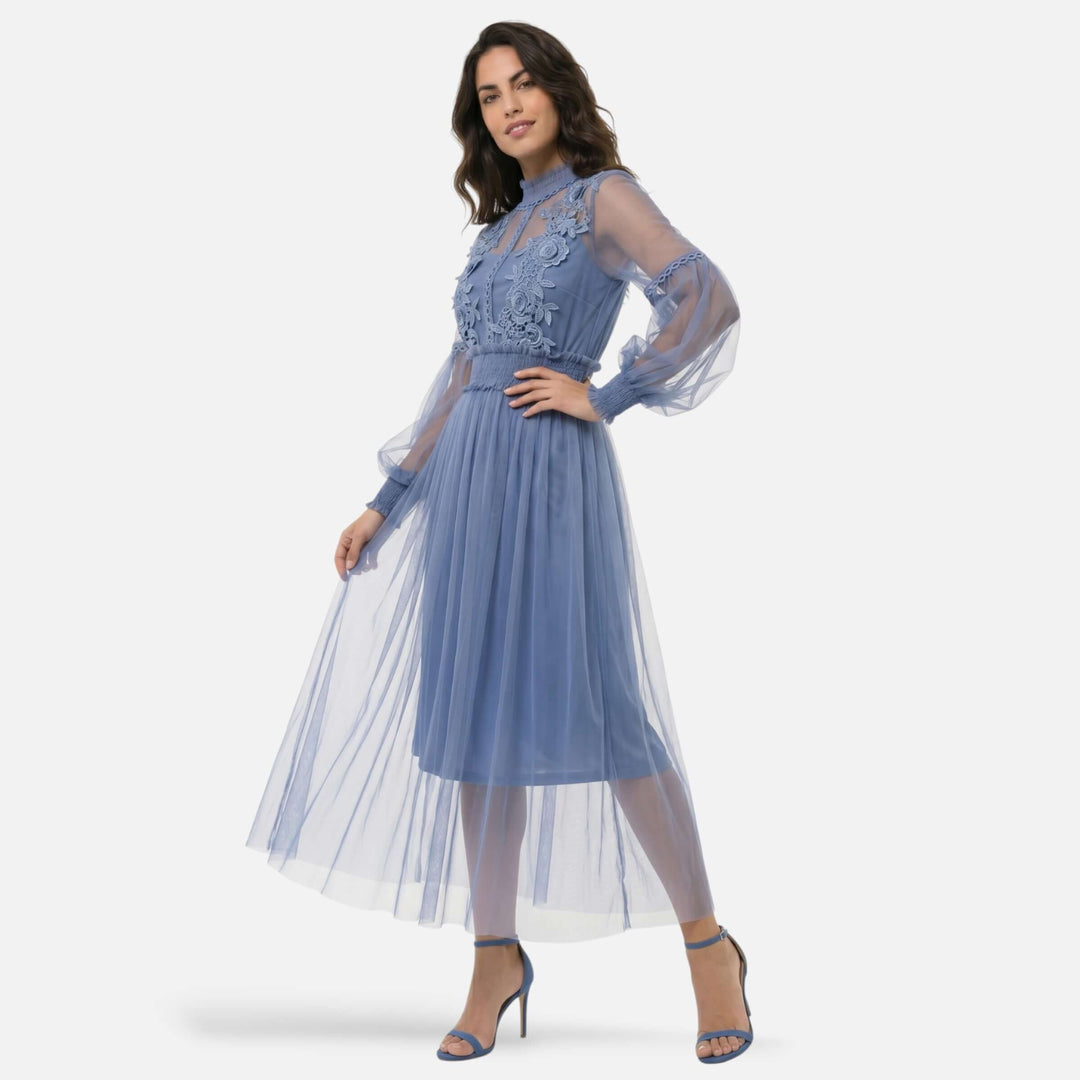 Laurior | Robe midi élégante col montant manches lanterne pour femme portée par une femme en bleu.