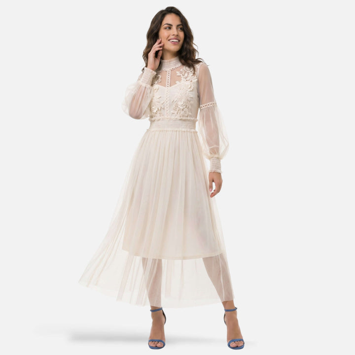 Laurior | Robe midi élégante col montant manches lanterne pour femme portée par un modèle souriant.