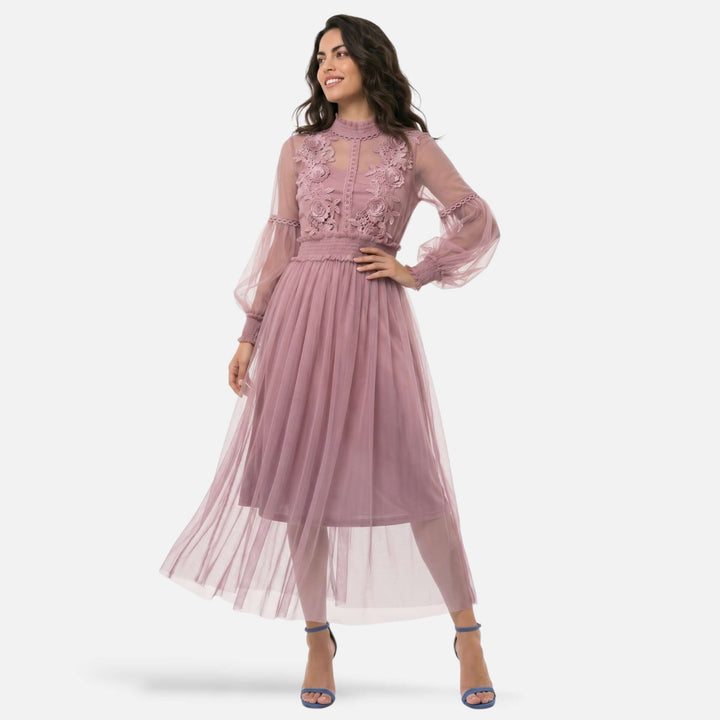 Laurior | Robe midi élégante col montant manches lanterne pour femme, en tulle rose avec broderies délicates.