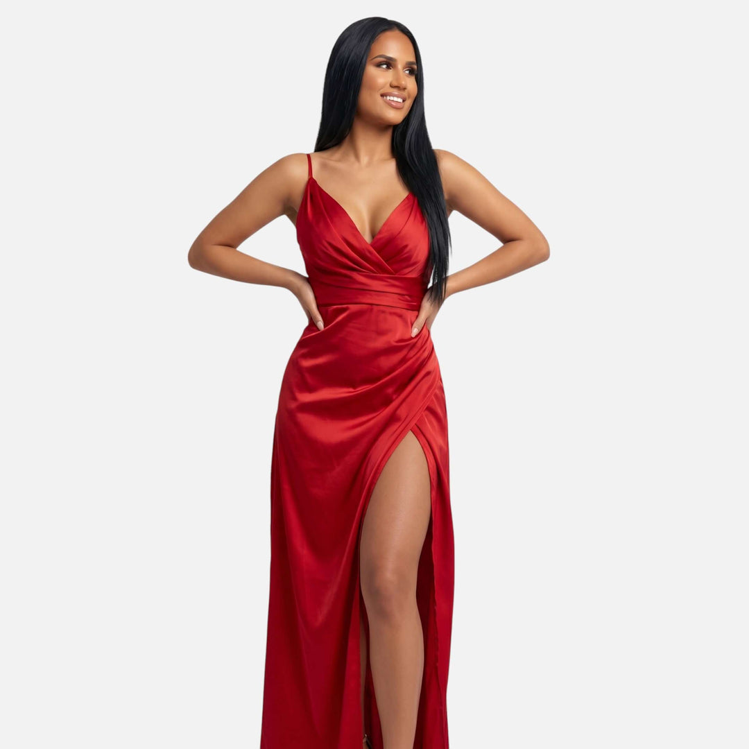 Laurior | Robe maxi drapée col V profond silhouette fluide pour femme en rouge avec fente audacieuse.
