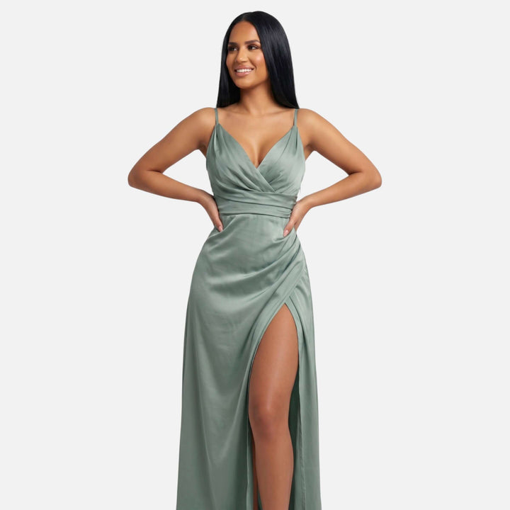 Laurior | Robe maxi drapée col V profond silhouette fluide pour femme, élégante avec drapé et fente audacieuse.