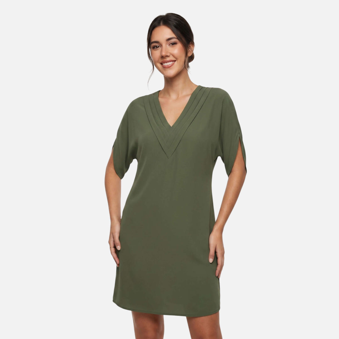 Laurior | Robe mini fluide col V plissé épuré pour femme, robe élégante et contemporaine en vert.
