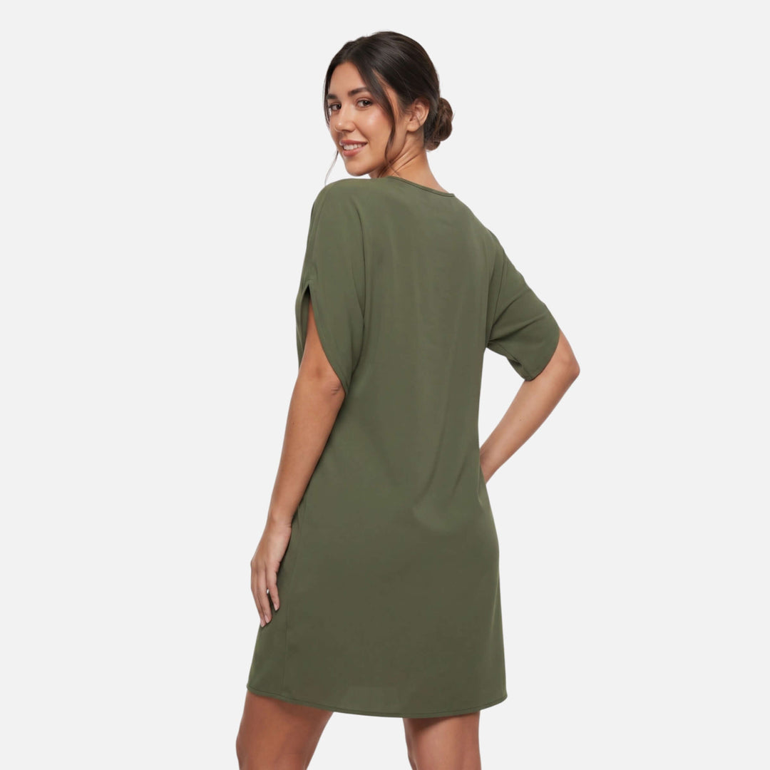 Laurior | Robe mini fluide col V plissé épuré pour femme vue arrière, style minimaliste chic.