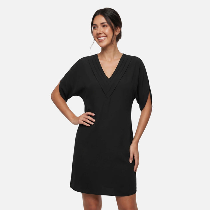 Laurior | Robe mini fluide col V plissé épuré pour femme, modèle en noir avec manches kimono.