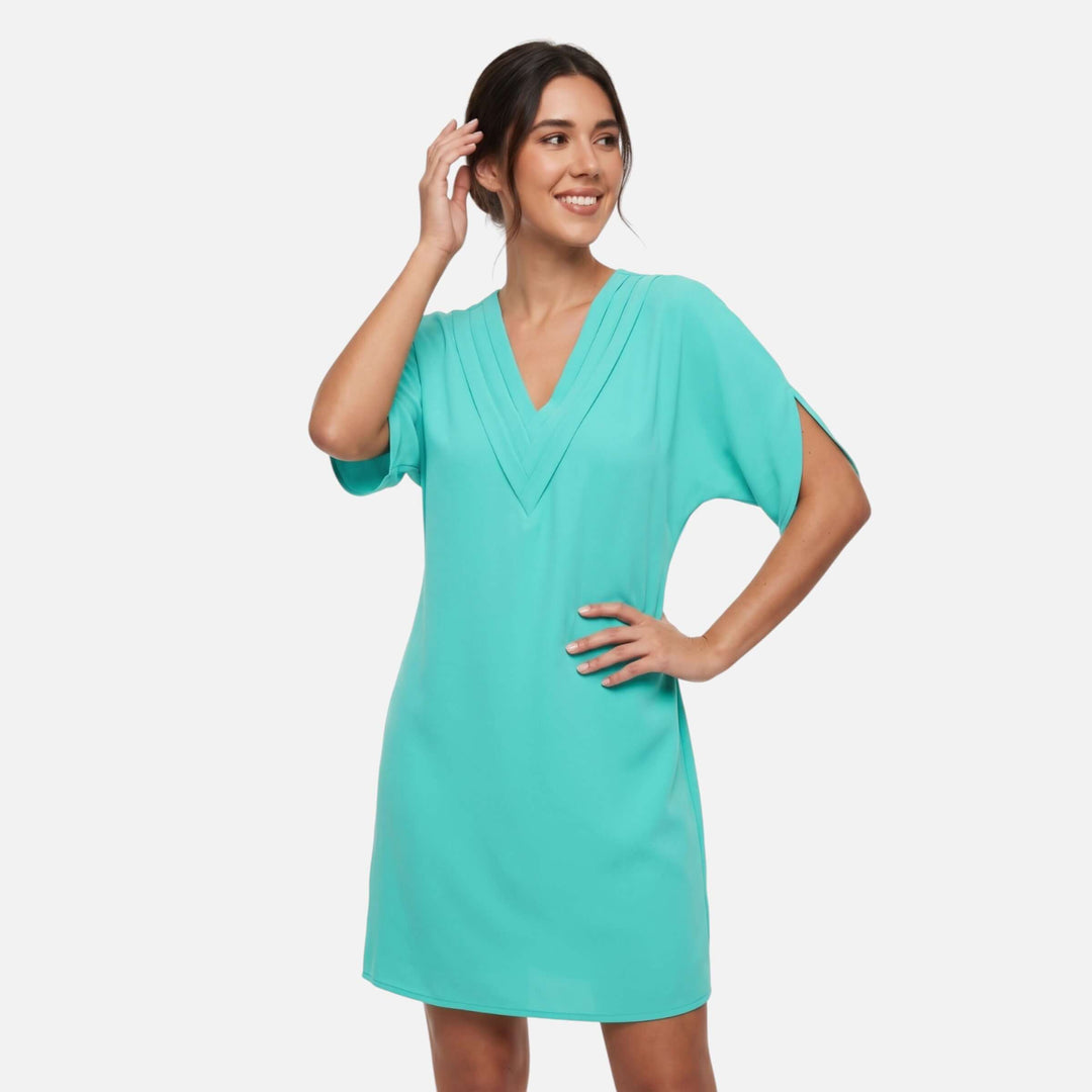 Laurior | Robe mini fluide col V plissé épuré pour femme en vert aqua, style moderne et chic.