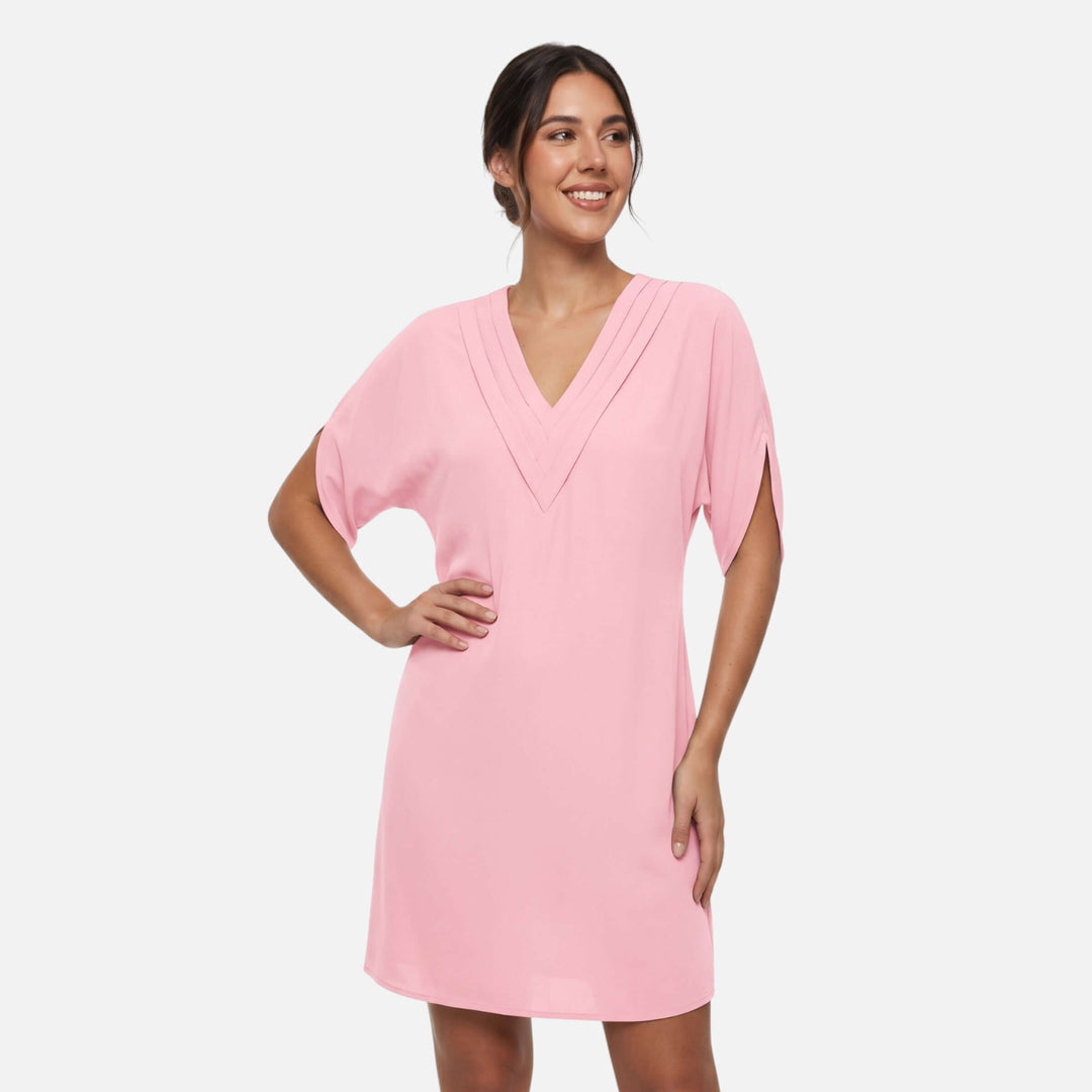 Laurior | Robe mini fluide col V plissé épuré pour femme, robe rose avec manches kimono élégantes.