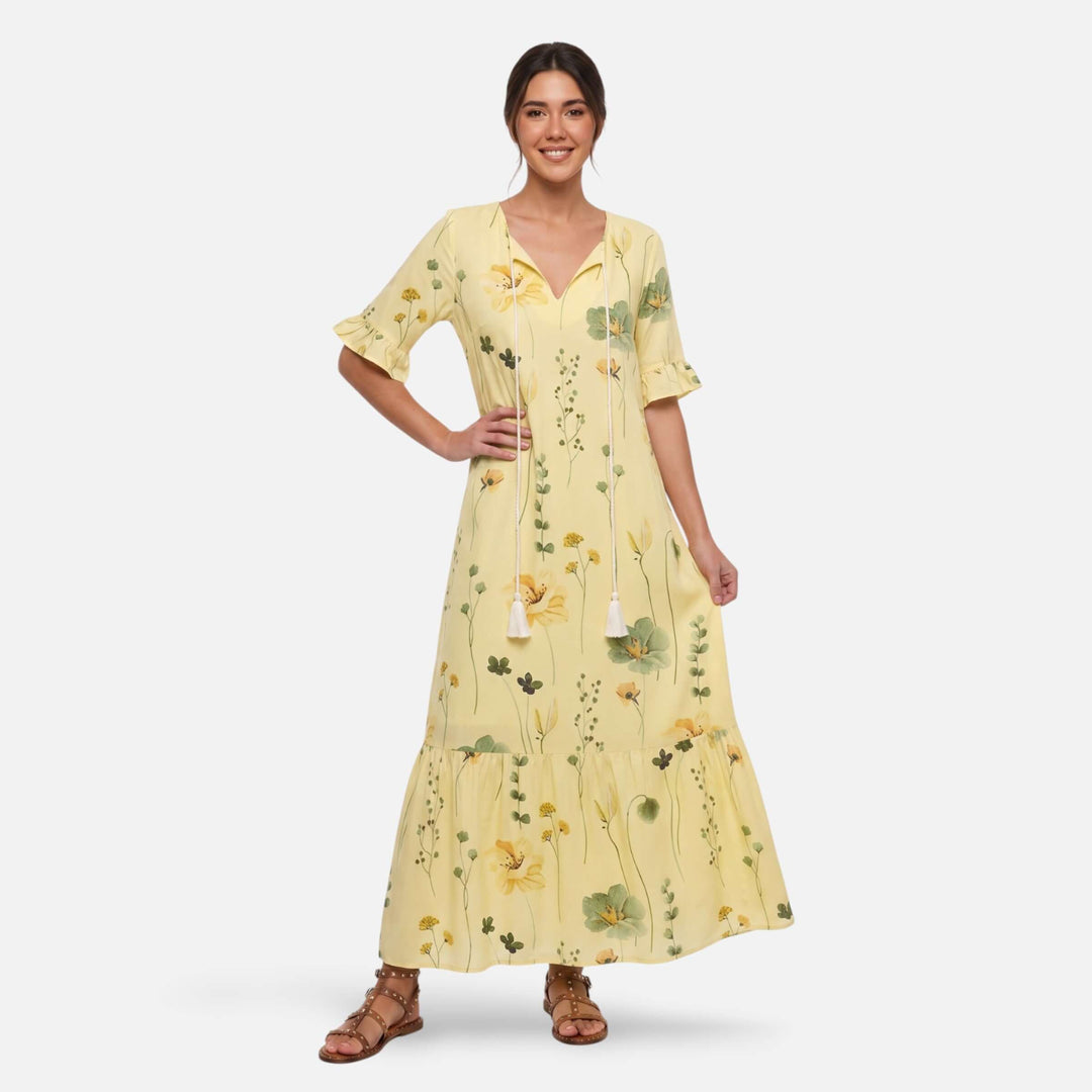 Laurior | Robe maxi bohème fleurie col V à pampilles pour femme portée par un modèle sur fond blanc.
